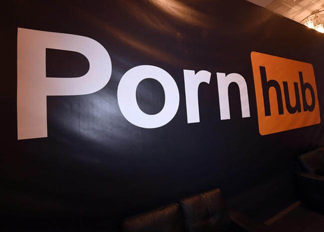 Hombre sordo denuncia a Pornhub porque videos no tienen subtítulos