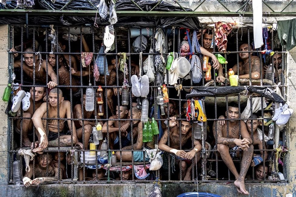 Cárceles de El Salvador: las imágenes de las hacinadas prisiones donde el distanciamiento social contra el coronavirus es imposible.