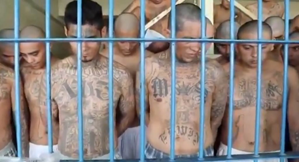 El Salvador: las autoridades mezclan prisioneros de pandillas rivales como medida para prevenir la violencia