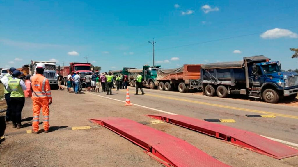 Asociaciones de vehículos de carga de materiales pétreos piden auxilio ante la incesante crisis